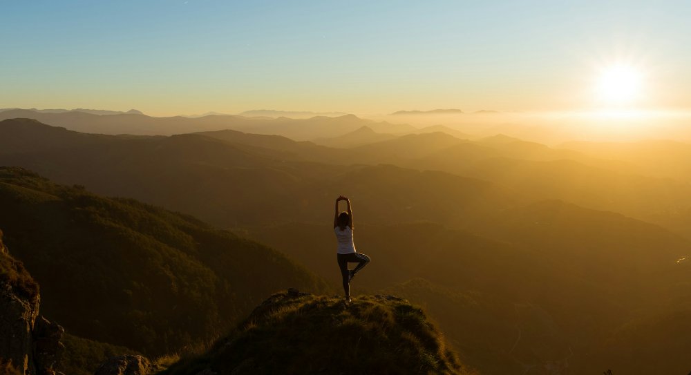 Yoga auf einem Berggipfel