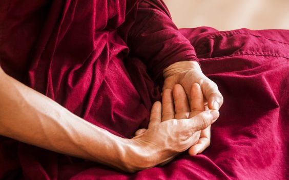 meditation buddhist robe haende ineinander